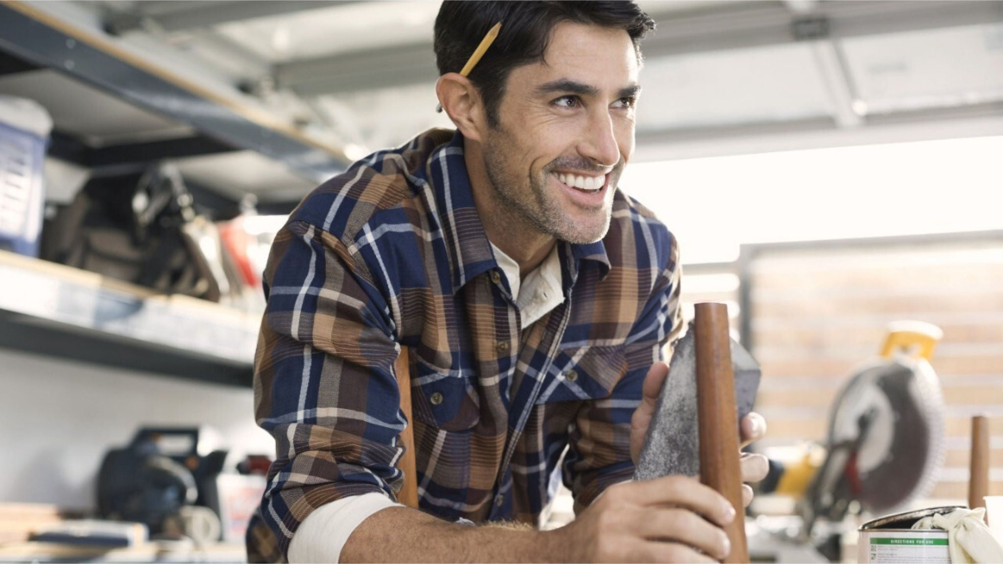 photo-smiling-man-male-business-owner-customer