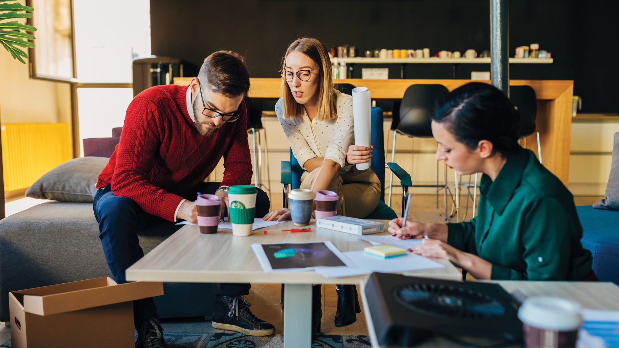 photo-three-people-meeting-coffee-table