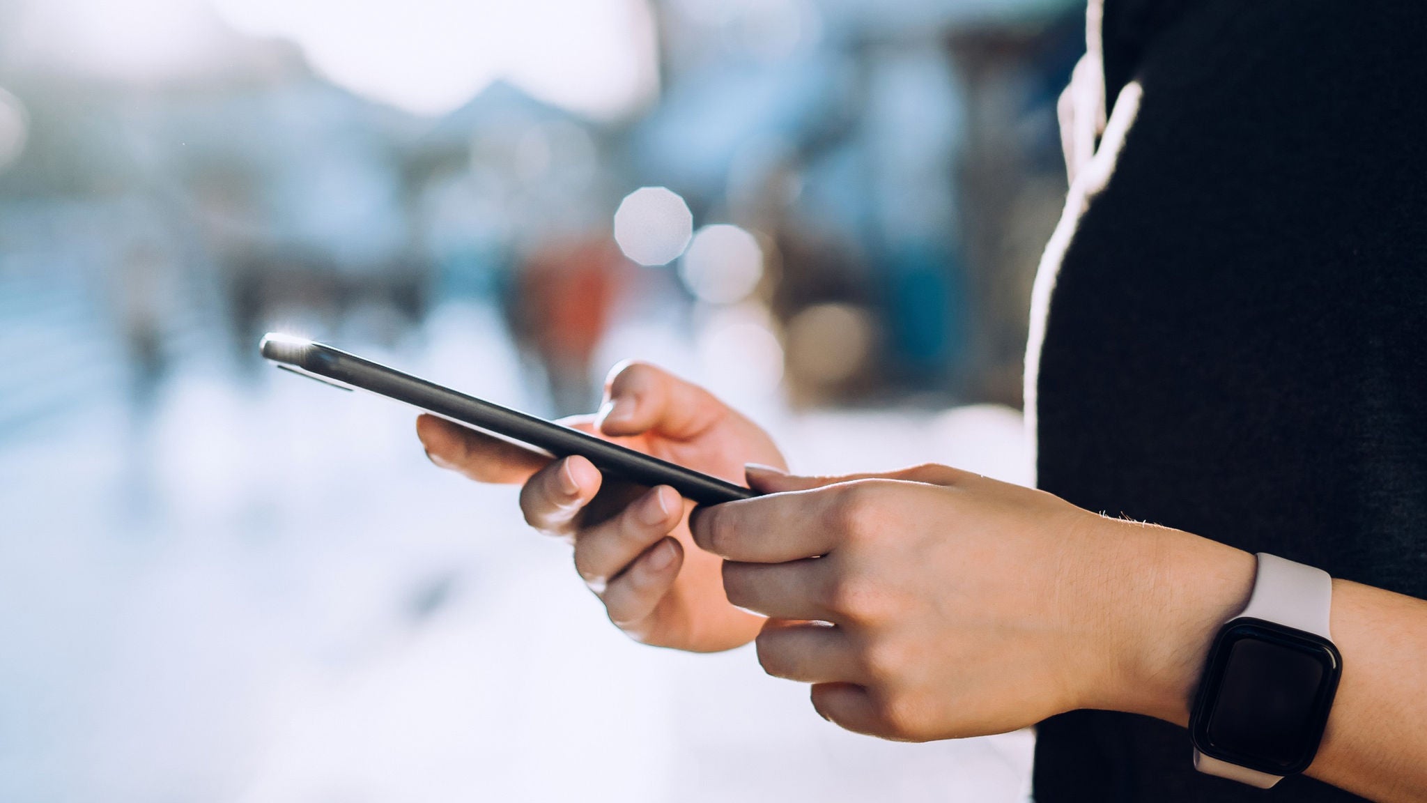photo-close-up-of-woman-holding-mobile-phone