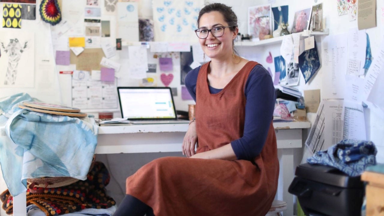 photo-woman-sitting-at-home-office-working-at-laptop