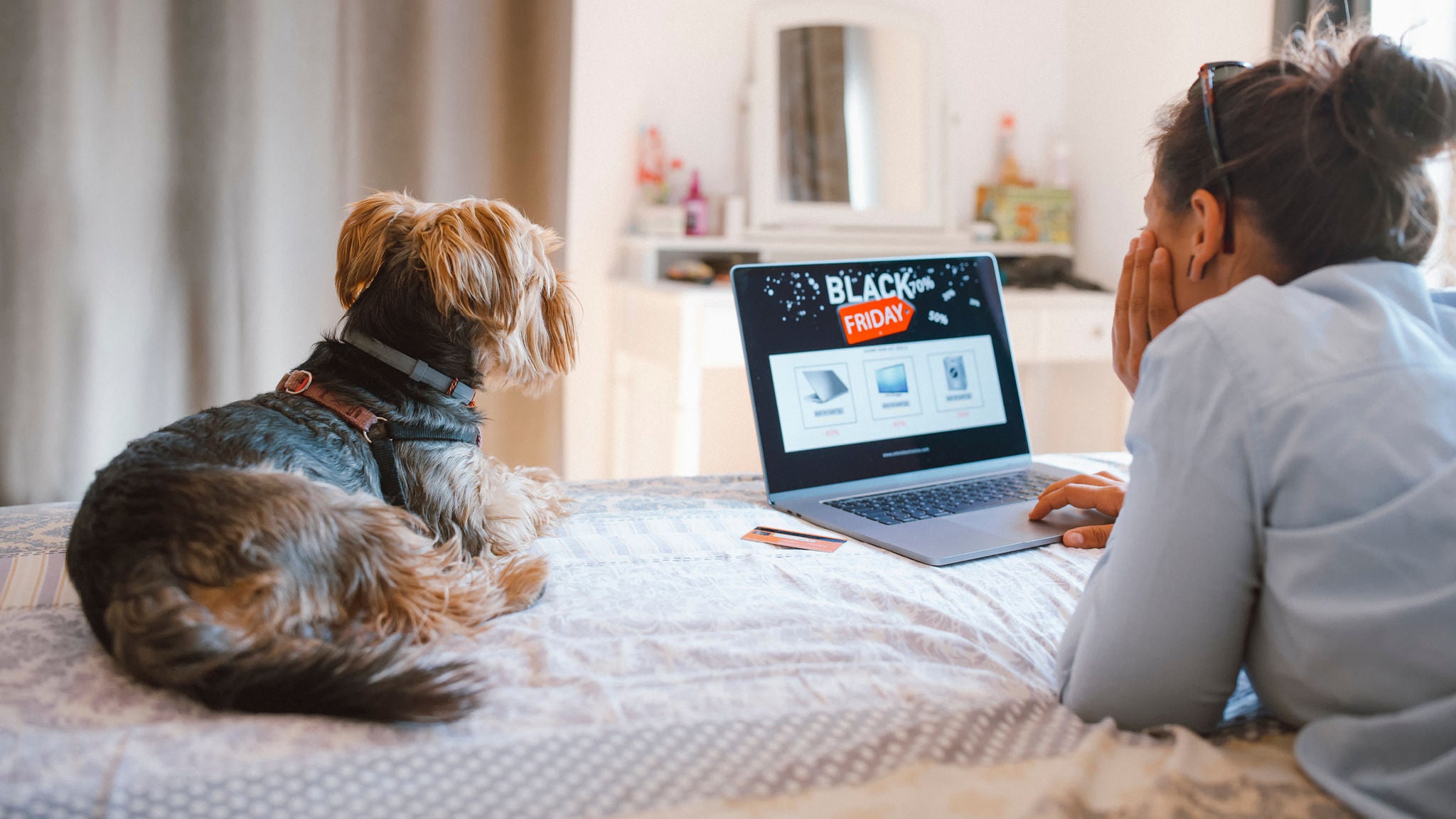 photo-woman-shopping-online-black-friday-dog-puppy