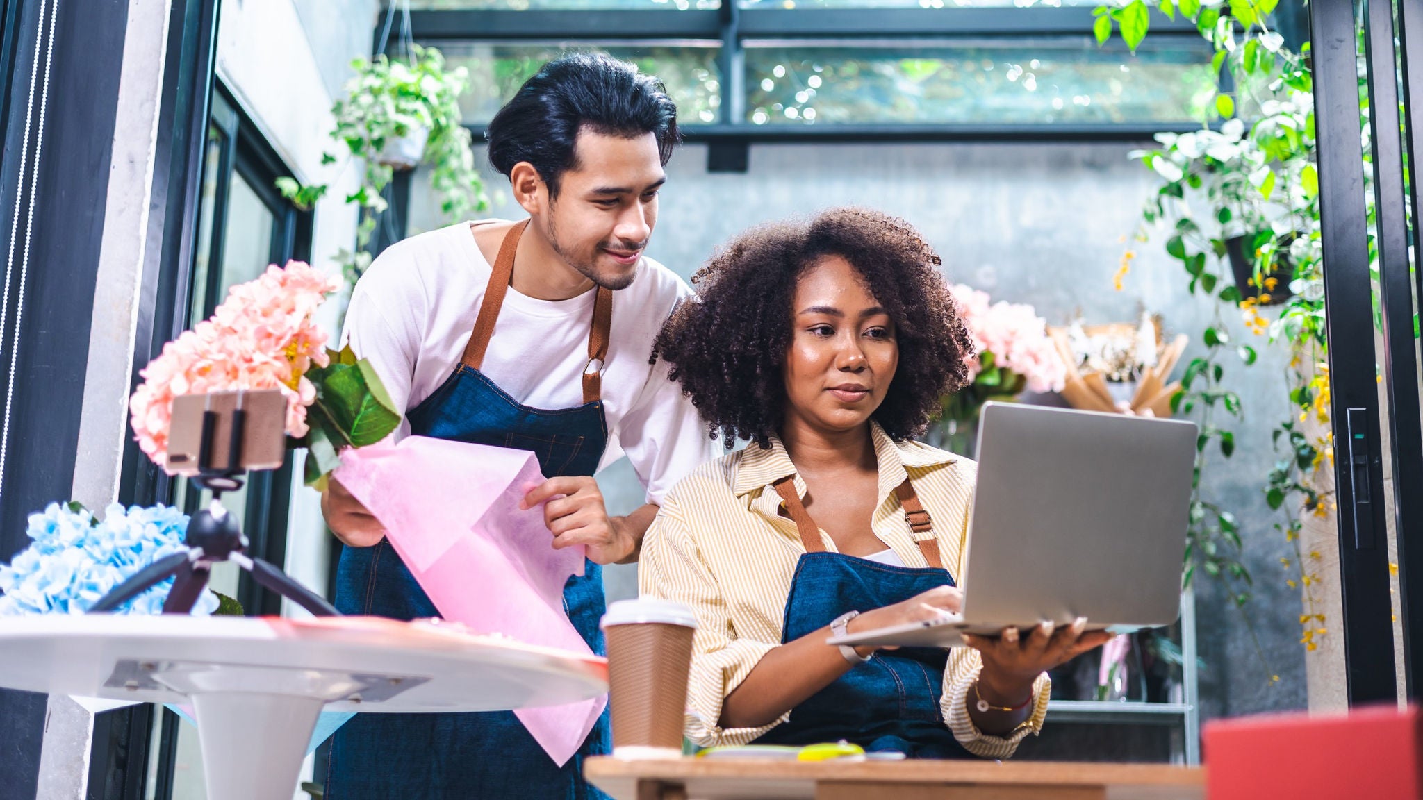 photo-man-holding-floral-bouqet-woman-holding-laptop-retail