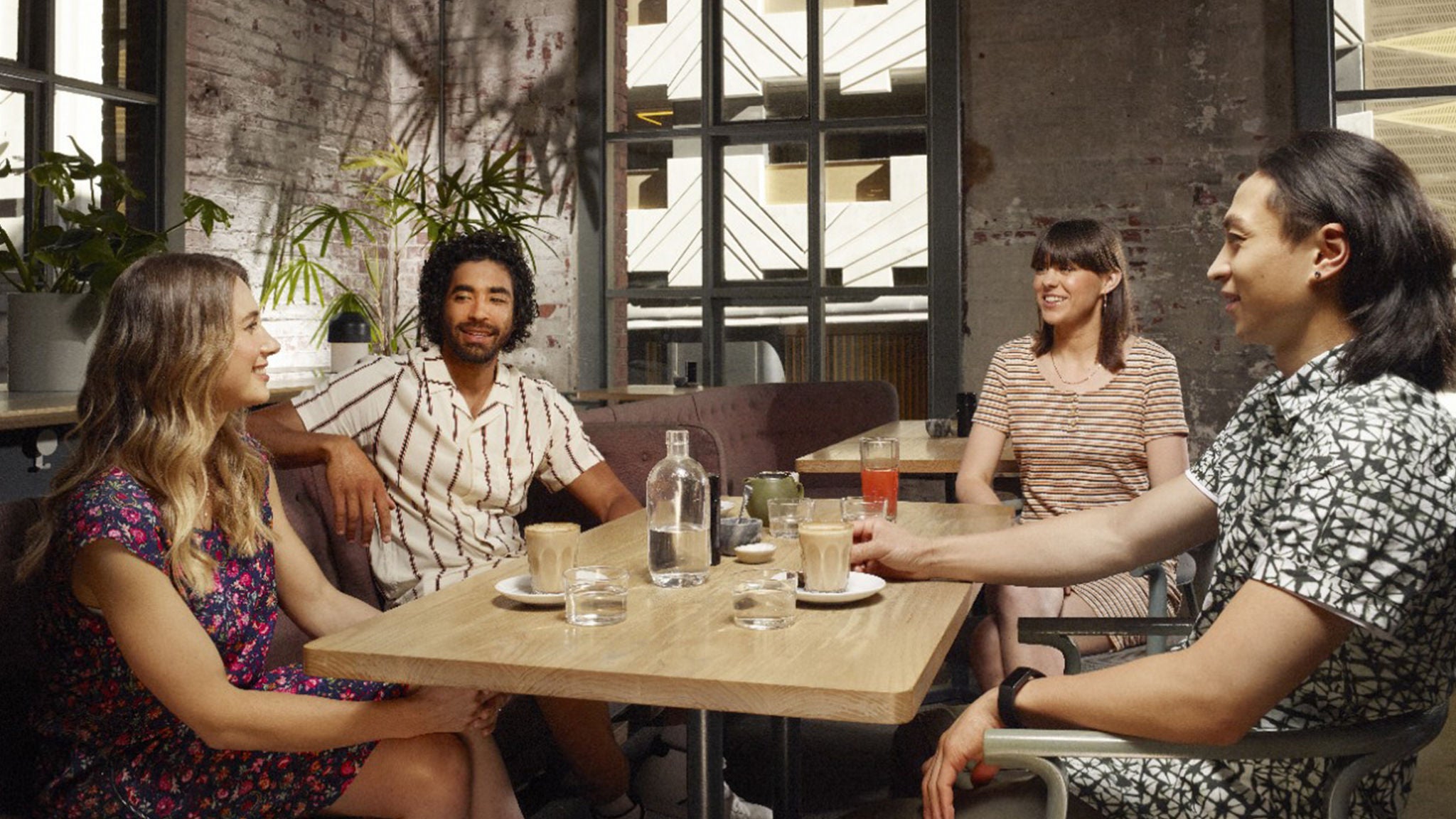 photo-group-of-people-sitting-at-a-table-drinking-coffee