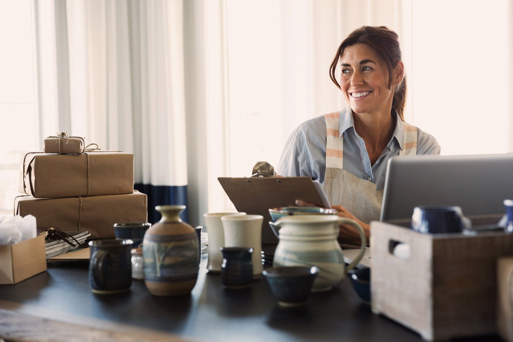 expanding-overseas-woman-with-checklist-hero