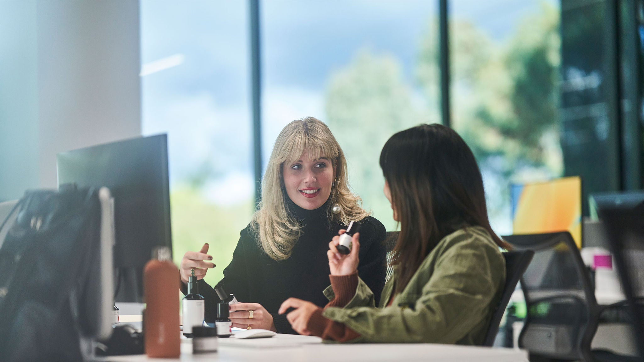 photo-female-rationale-employees-in-office-country-victoria