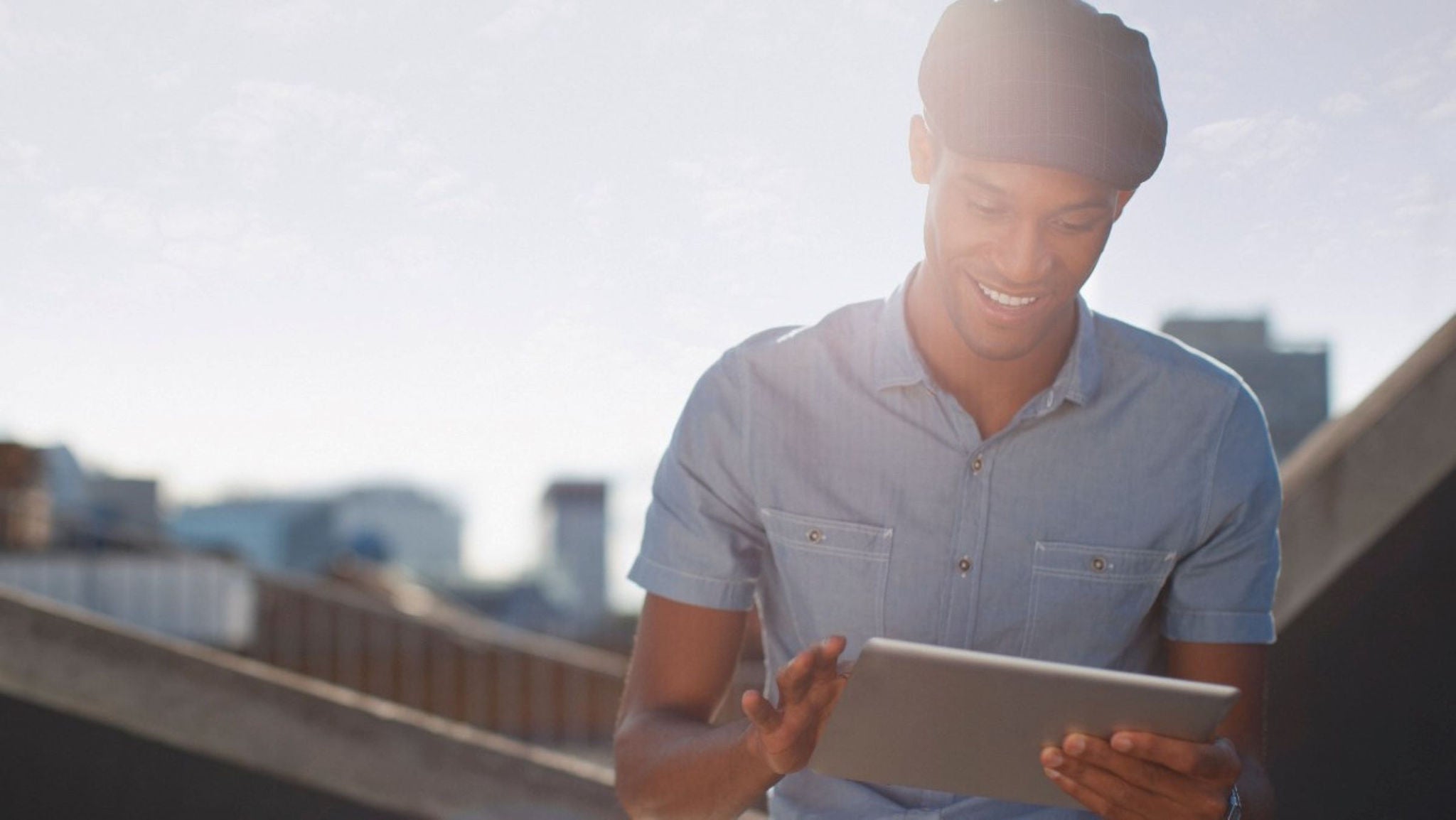 photo-lifestyle-young-man-outside-tablet-sunny-day